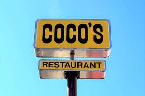 ココスのレストランの看板が空に浮かんでいる。