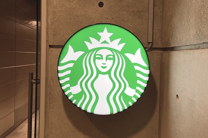 スターバックスのロゴが掲げられた看板