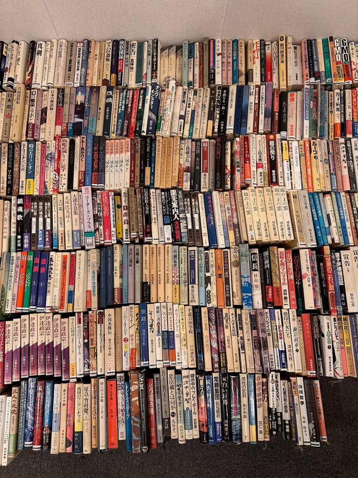 大量の古本に見えますが、実は……?