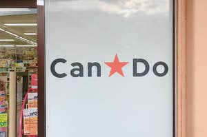 ガラス扉に「Can★Do」のロゴがある100円ショップの入口。