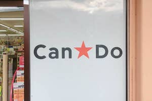 百円ショップ「Can★Do」の店舗入口のサインboards