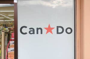 百円ショップ「Can★Do」の店舗入口のサインboards