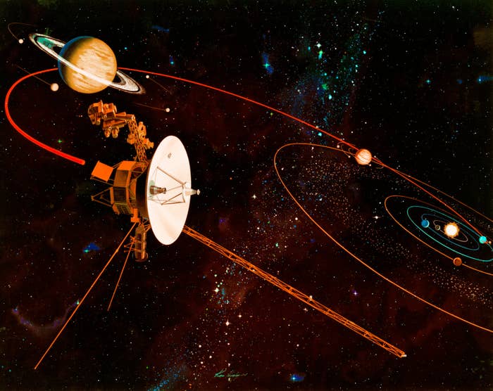 木星と土星を調査するNASAの探査機ボイジャー1号とボイジャー2号が通る軌道の想像図（1977年頃）。(写真：Space Frontiers/Archive Photos/Getty Images）