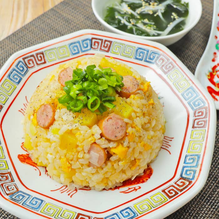 炒めご飯にソーセージと卵がトッピングされている料理です。