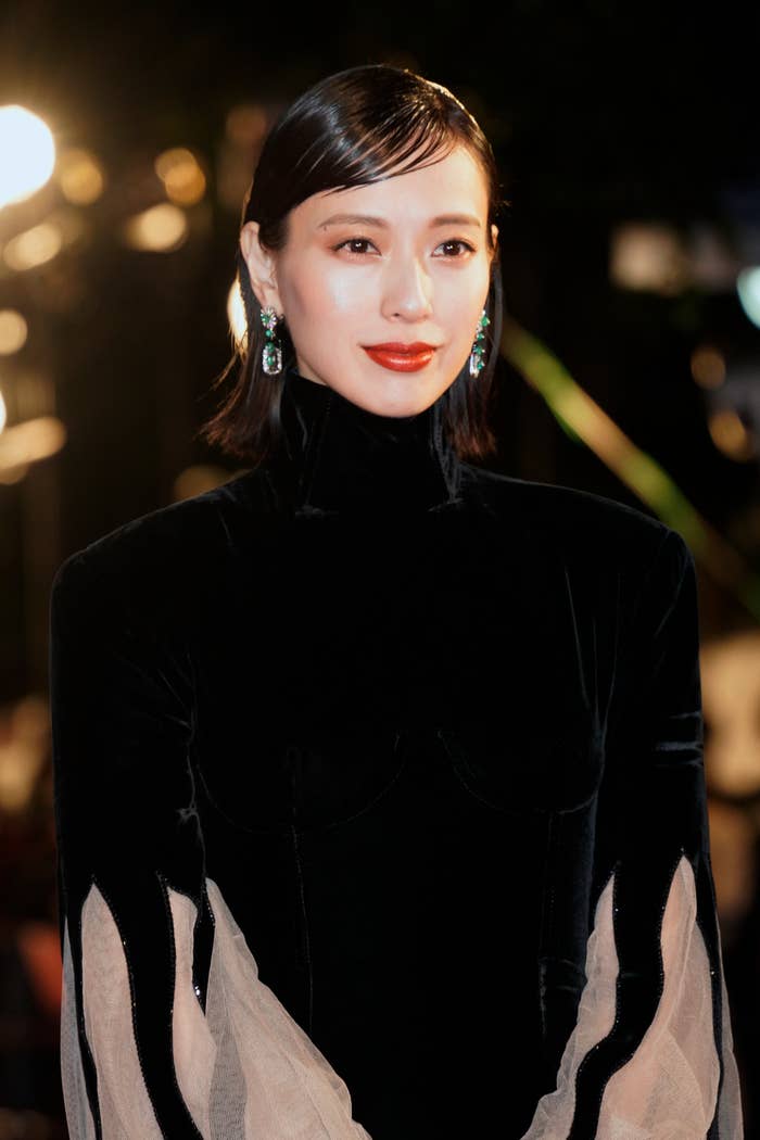 戸田恵梨香さんが透明な袖のある黒いドレスを着ています。