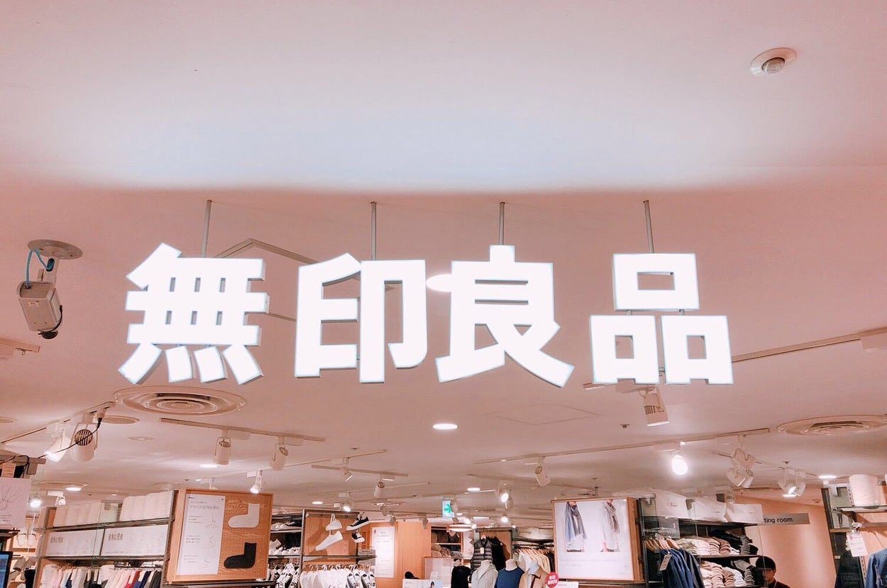 店内に吊るされた「新卒採用」の看板。