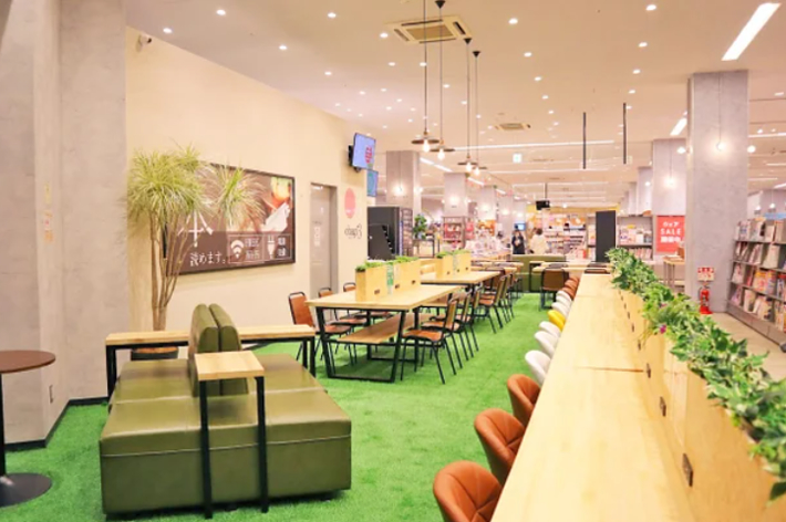 書店内に併設されたカフェの内装。読書スペースにテーブルと椅子が配置されている。