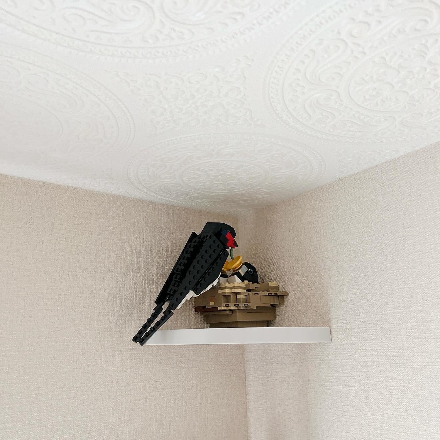 天井隅に設置されたレゴ製の鳥。