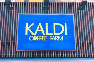 カルディコーヒーファームの看板があり、大きな青い文字で店名が表示されています。
