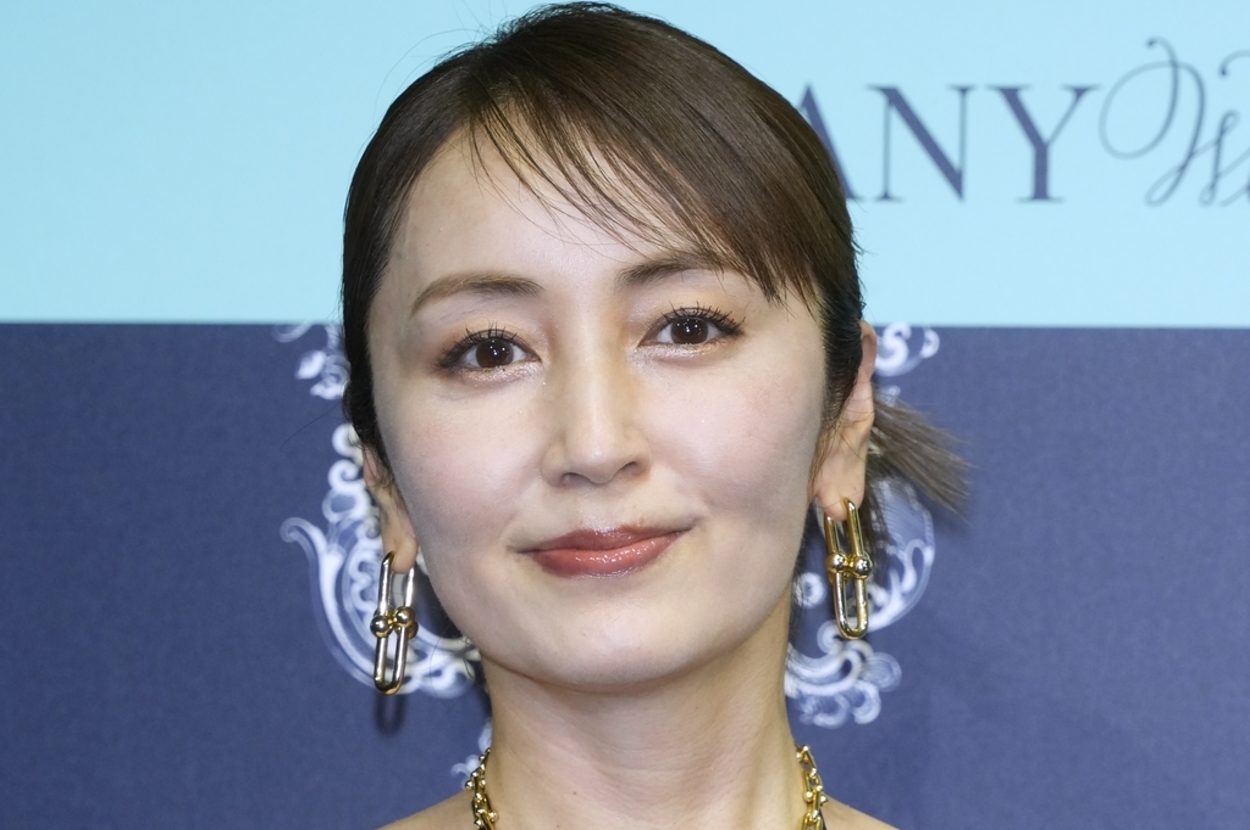 「色気だだ漏れ」矢田亜希子の黒サングラス＆肩出し黒ドレスに「セクシー」「いつもと違う」と反響