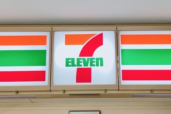 セブンイレブンのロゴが中央にある看板写真です。