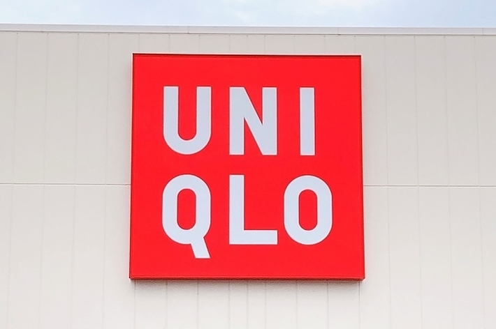 Store sign with &ldquo;UNIQLO&rdquo; in white letters against a red background