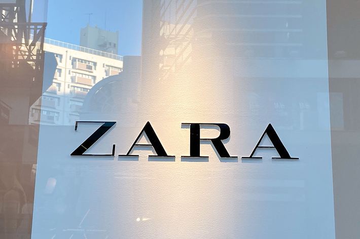 ザラの店舗入り口に掲げられたロゴ