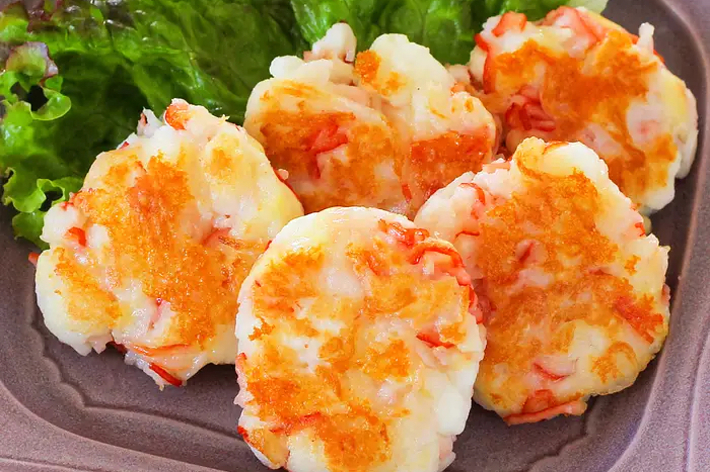 エビのマヨネーズ和えが盛り付けられた皿。