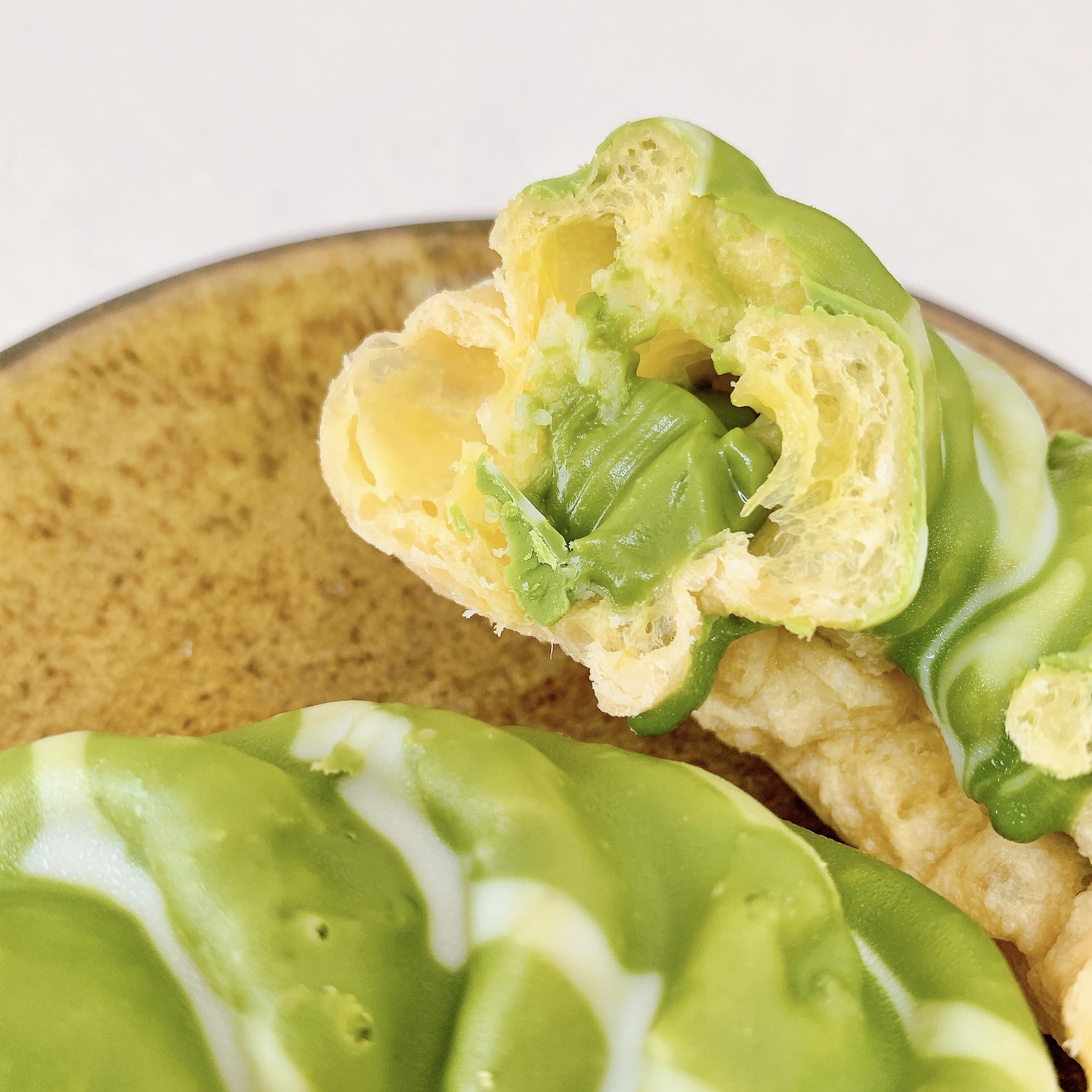 FamilyMart(ファミリーマート)のおすすめのスイーツ「濃い宇治抹茶のフレンチクルーラー」