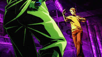 Personaje animado con camisa amarilla al frente de otro con traje verde en una escena de acción