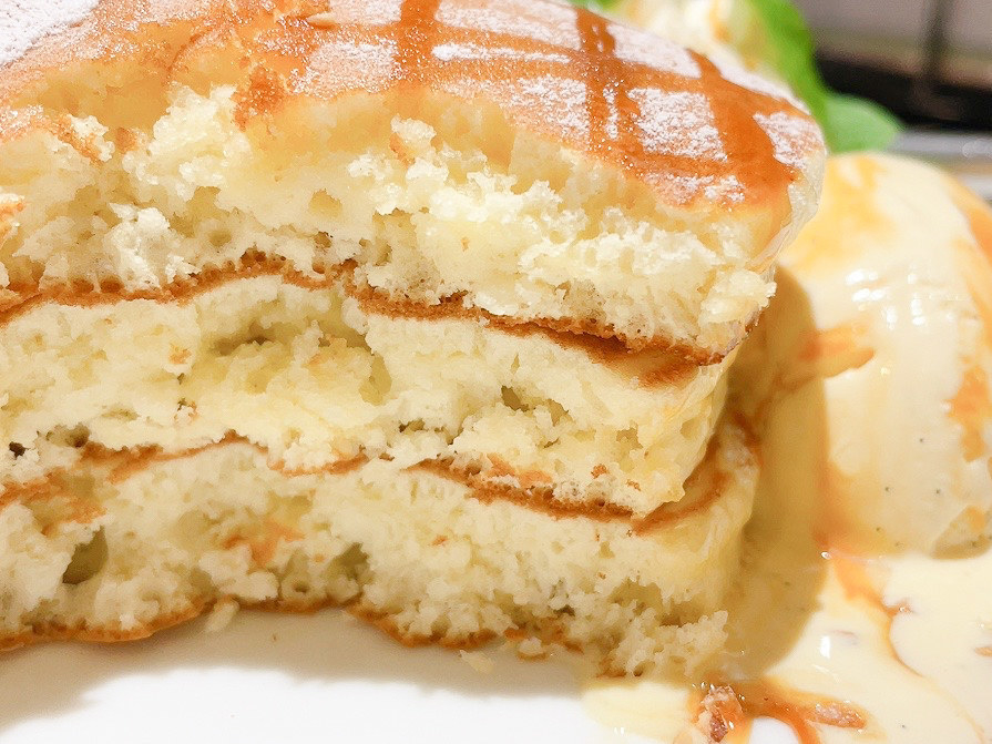 デニーズのオススメのスイーツ「キャラメルハニーパンケーキ」