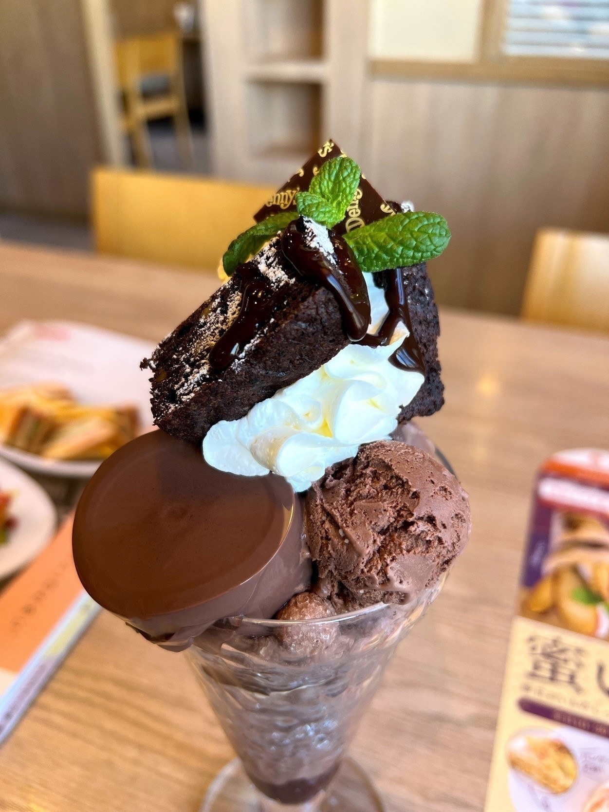 デニーズのオススメのスイーツ「デビルズブラウニーサンデー」