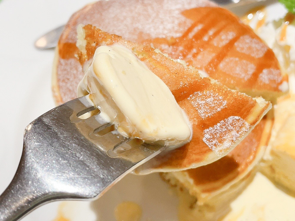 デニーズのオススメのスイーツ「キャラメルハニーパンケーキ」