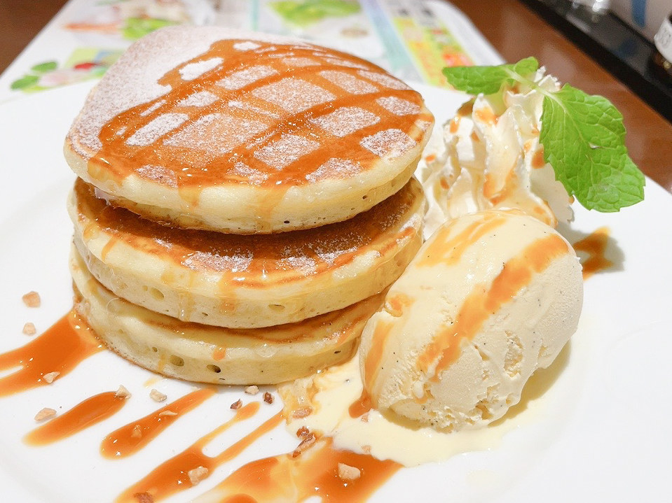 デニーズのオススメのスイーツ「キャラメルハニーパンケーキ」