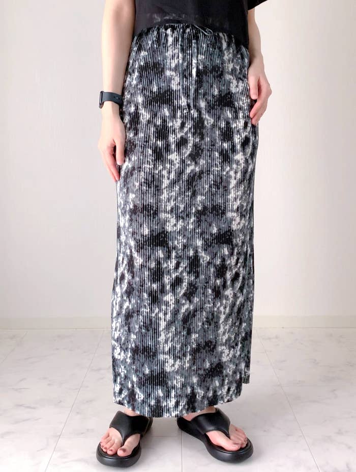 しまむらのおすすめファッションアイテム「ニュアンスガラプリーツSK」