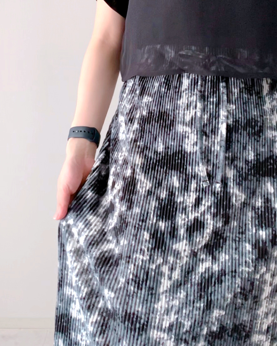 しまむらのおすすめファッションアイテム「ニュアンスガラプリーツSK」