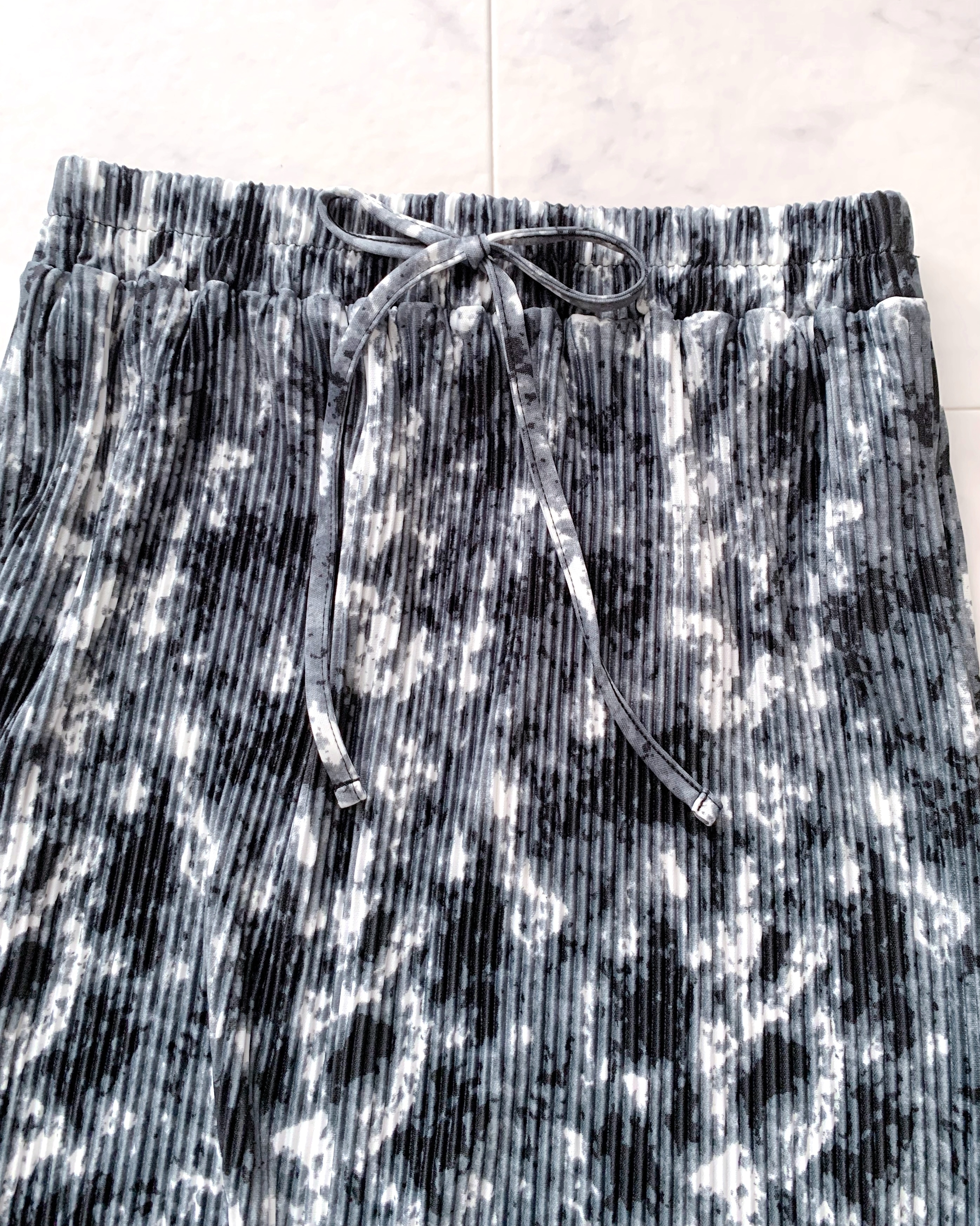 しまむらのおすすめファッションアイテム「ニュアンスガラプリーツSK」