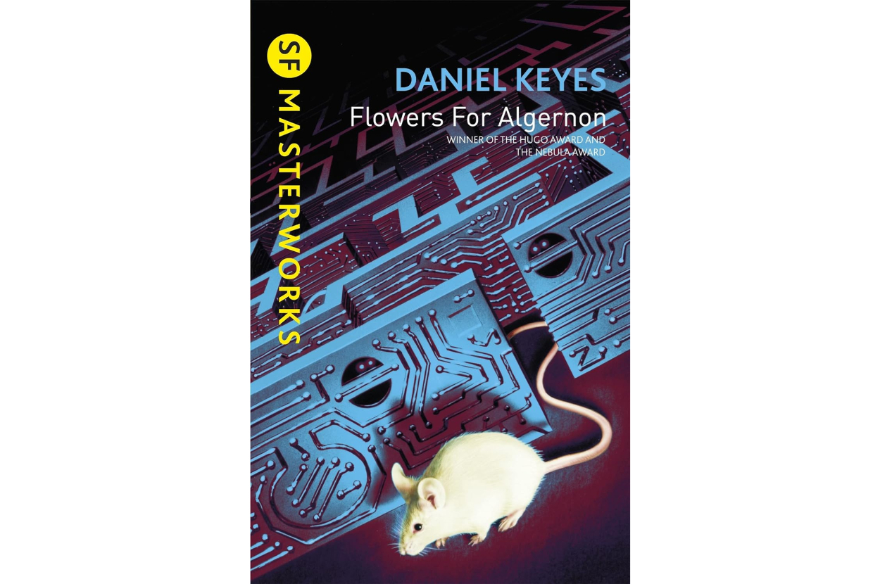 Book cover of "Flowers for Algernon" by Daniel Keyes featuring a mouse on a maze-patterned background