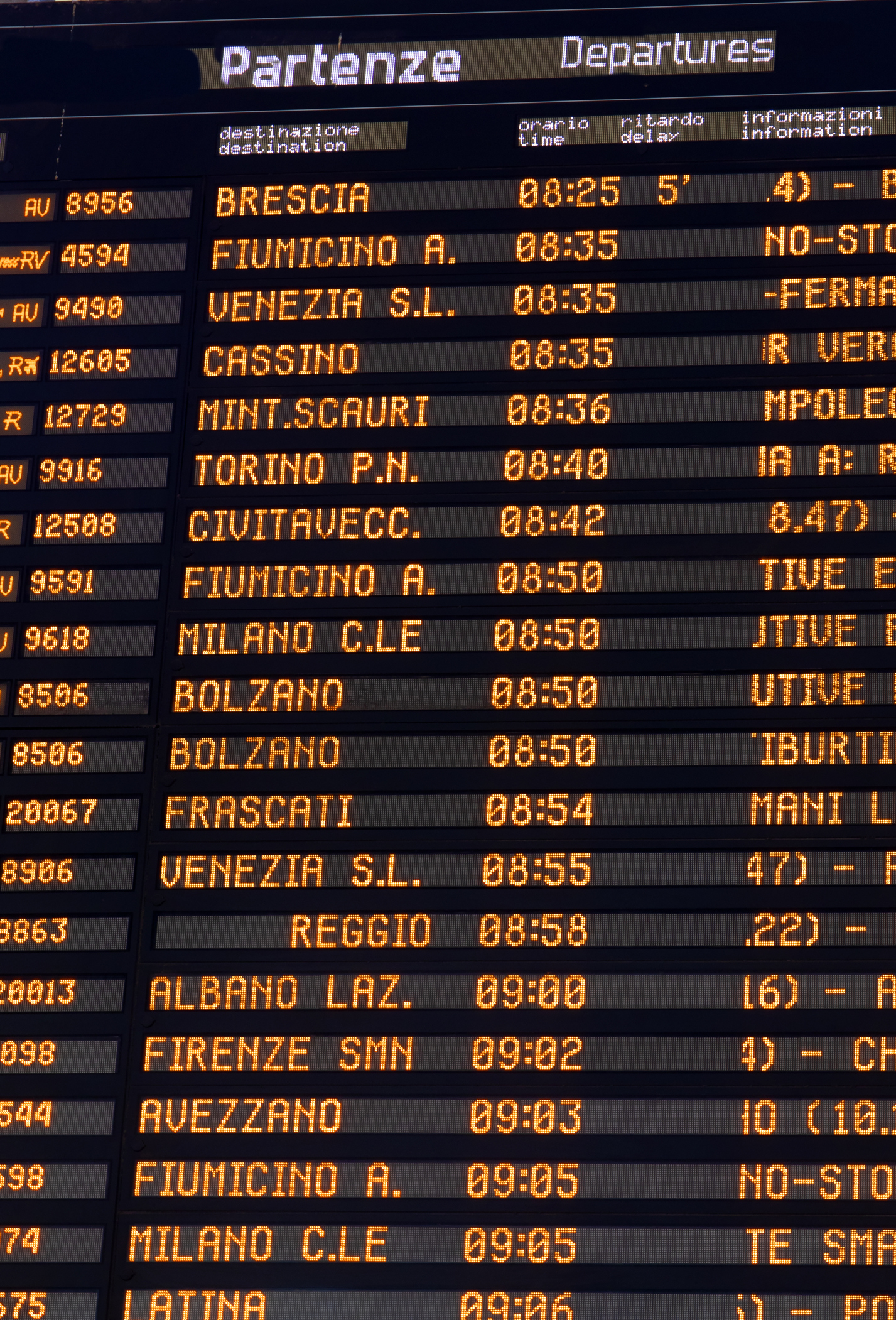 Departure board displaying various Italian destinations like Brescia, Venezia, and Milano with times ranging from 08:25 to 09:05
