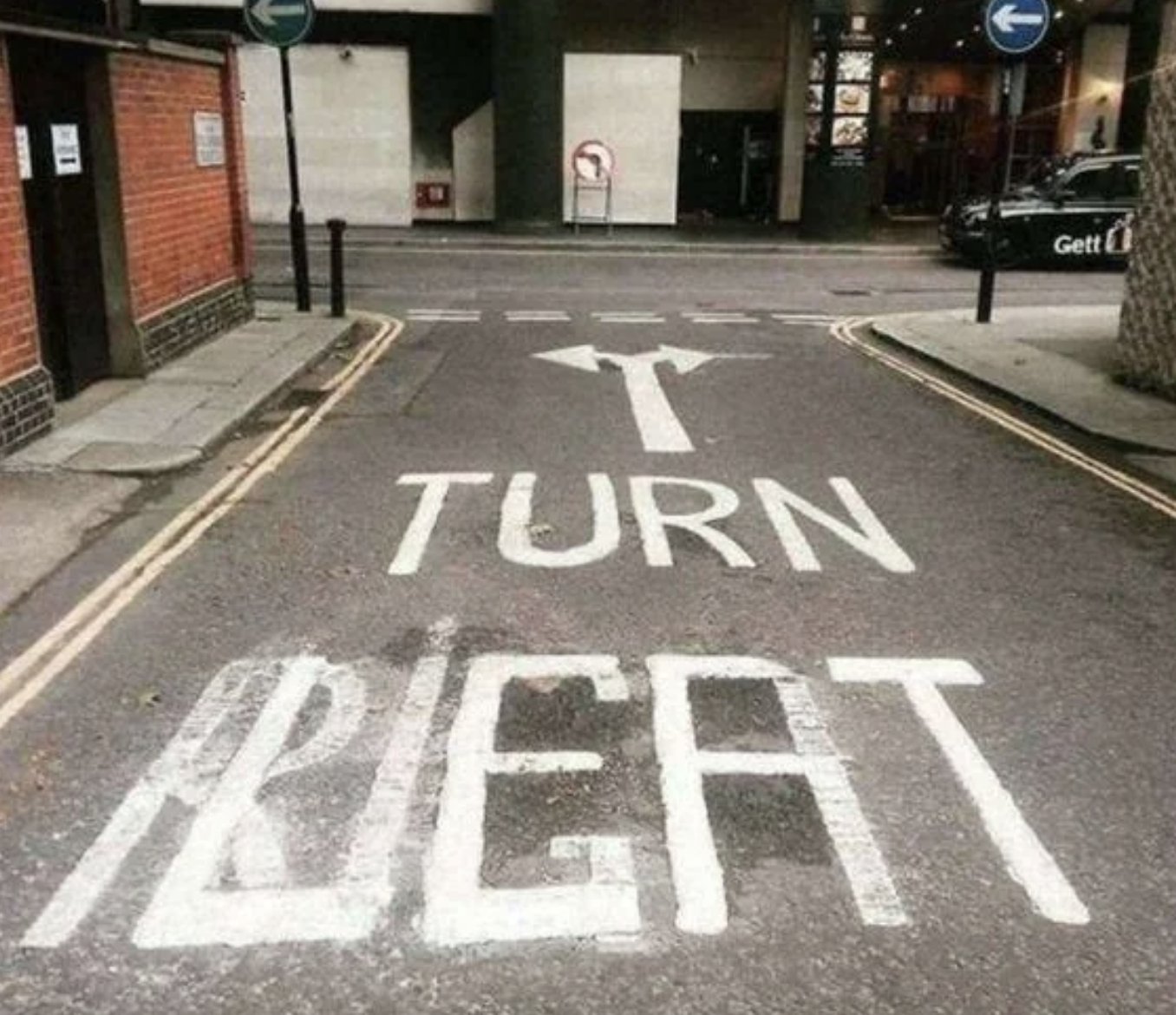 Road marking with a misspelling, should read &quot;TURN RIGHT&quot; but says &quot;TURN BEAT&quot; instead
