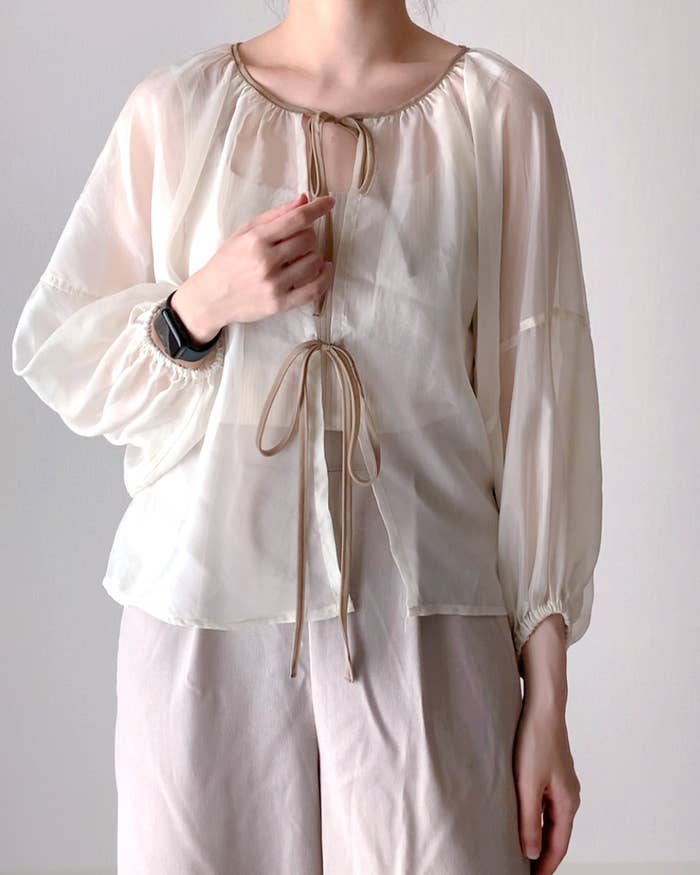 しまむらのおすすめトップス「リボンシアーブラウス」