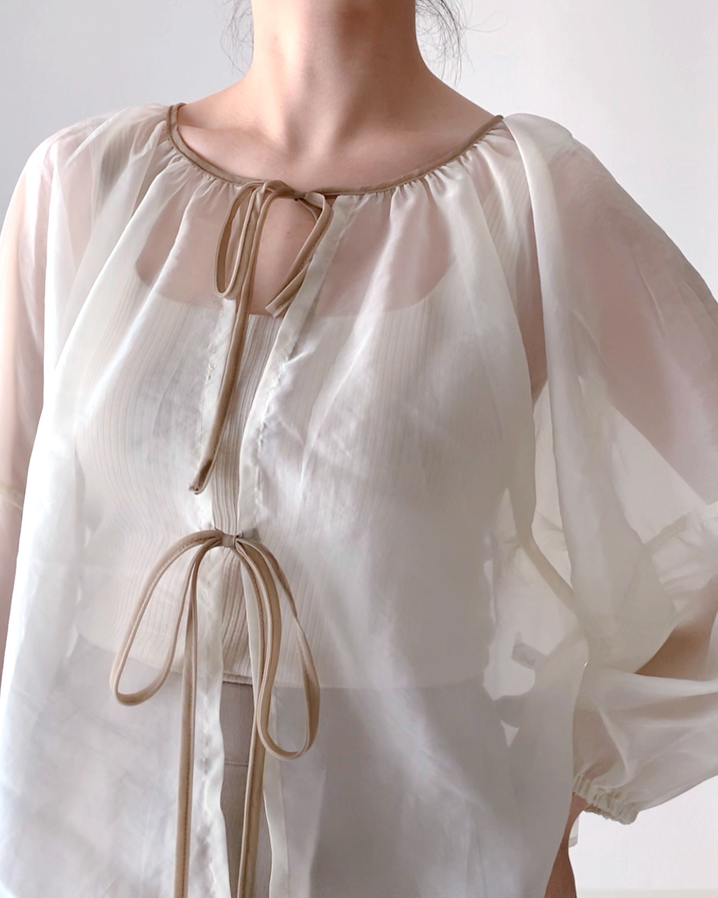 しまむらのおすすめトップス「リボンシアーブラウス」