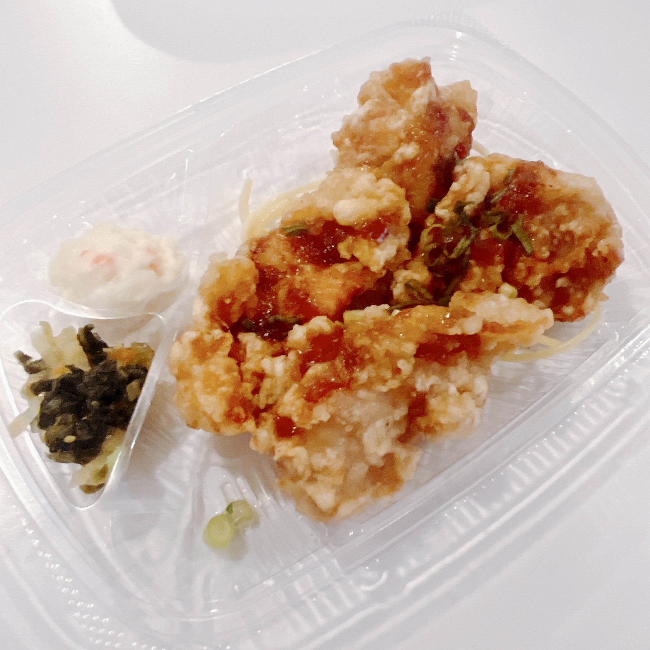 ほっともっとのおすすめフード「絶品旨ダレ！ 4コ入り油淋鶏弁当」