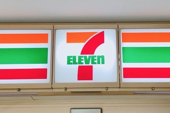 セブンイレブンのロゴが掲げられた看板