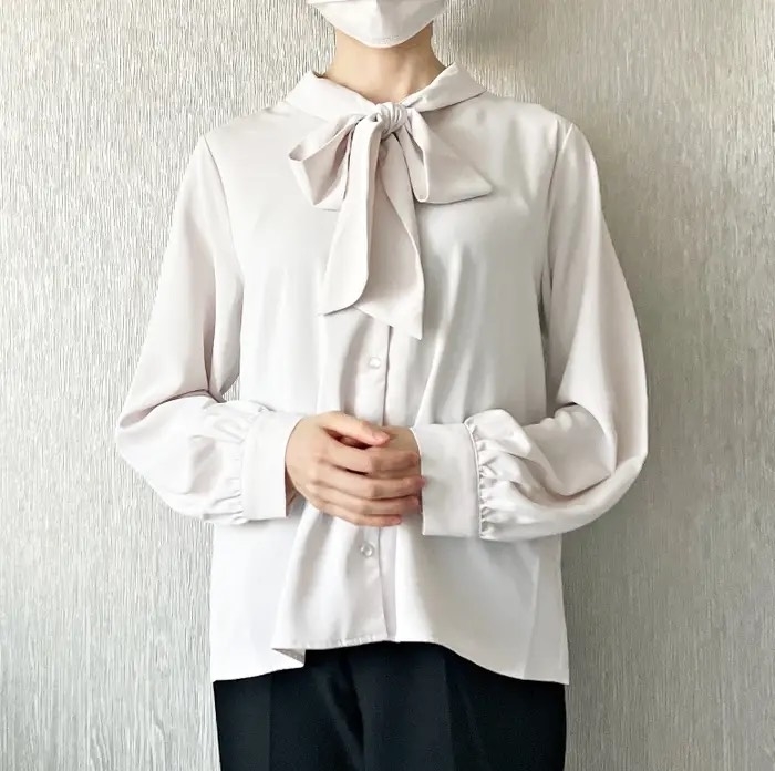 ハニーズのおすすめトップス「ボウタイブラウス」