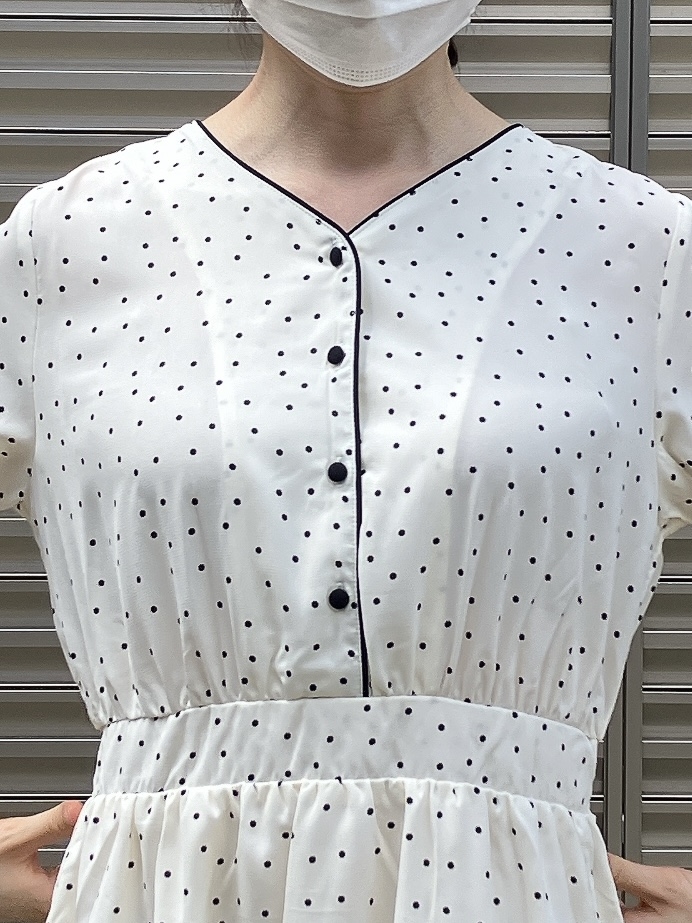 Honeys(ハニーズ)のおすすめワンピース「Vネックワンピース」