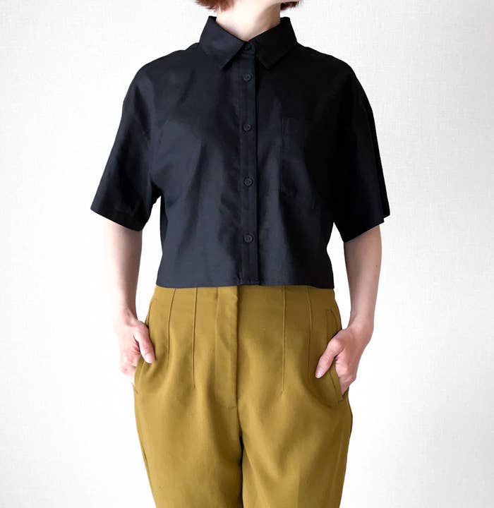 GU(ジーユー)のおすすめトップス「リネンブレンドクロップドシャツ(半袖)」