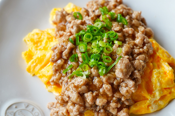 ひき肉とネギがのったオムレツが皿に盛られている。