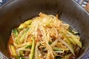 韓国風の野菜と豚肉の和え物が入ったボウル。