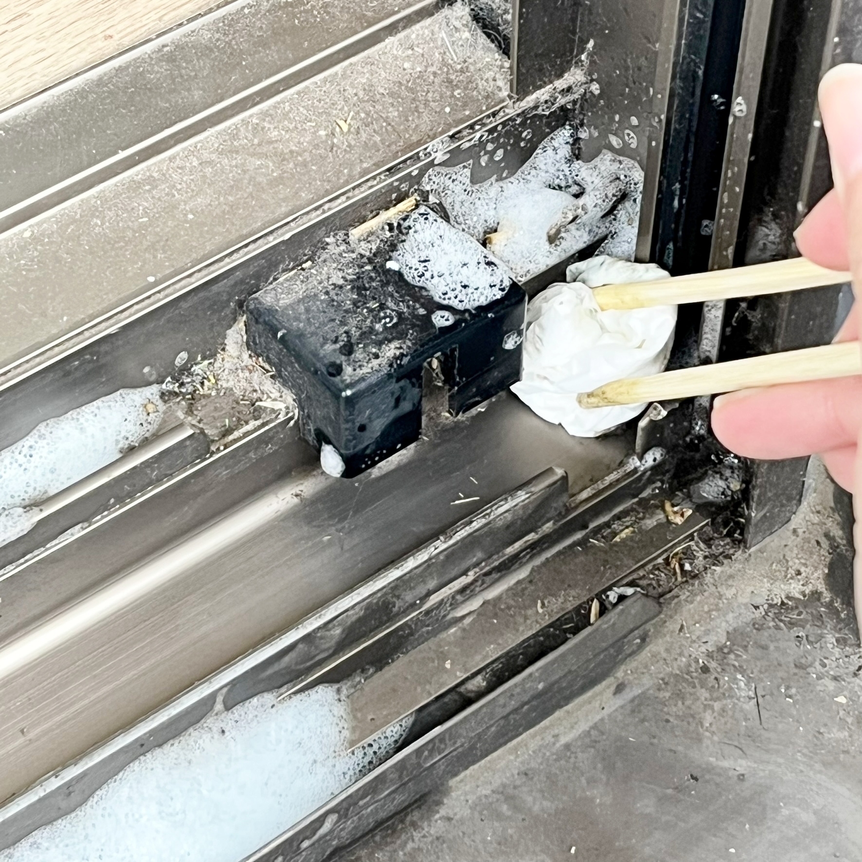 サッシ掃除に便利なライフハック「割り箸マジックリン」