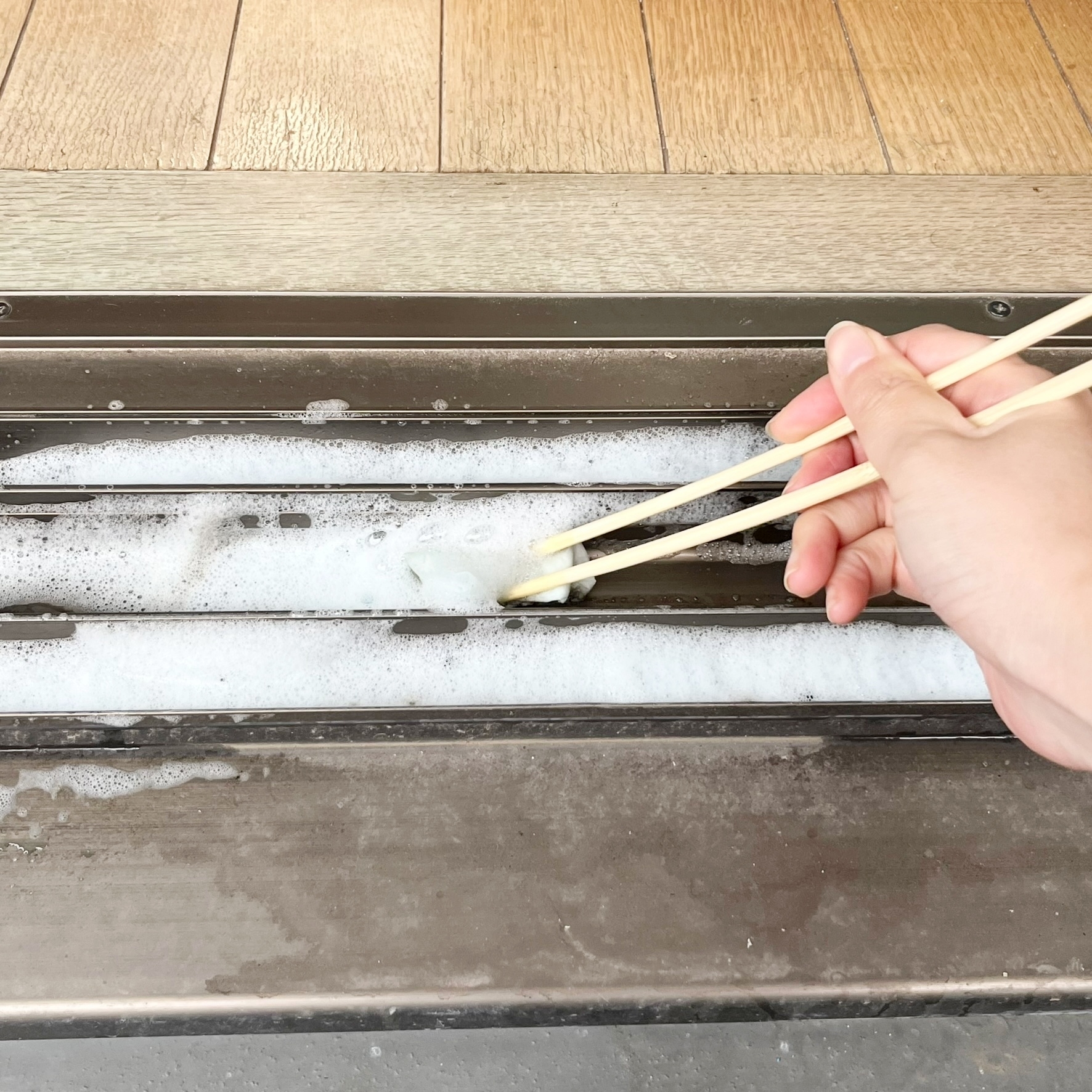 サッシ掃除に便利なライフハック「割り箸マジックリン」