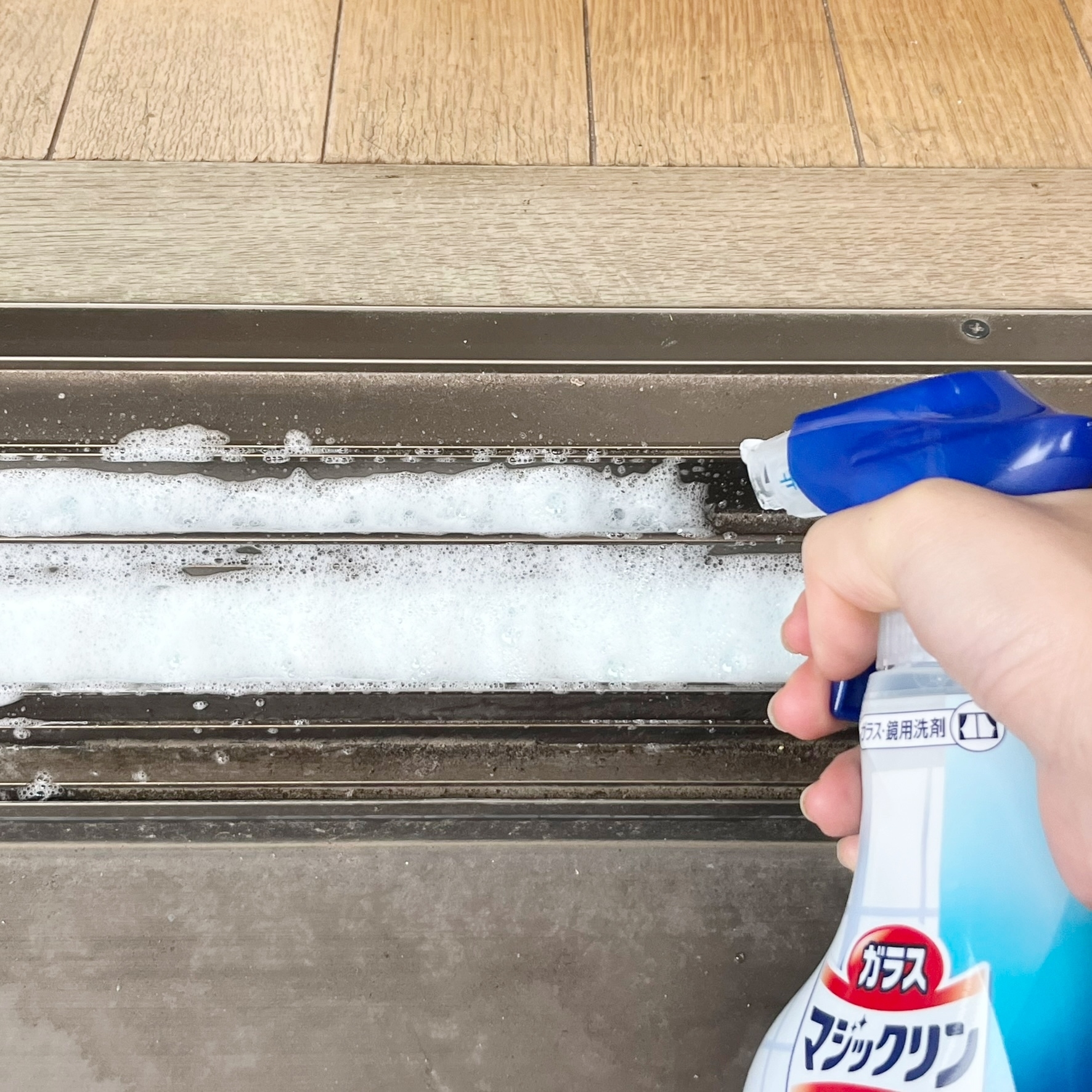 サッシ掃除に便利なライフハック「割り箸マジックリン」