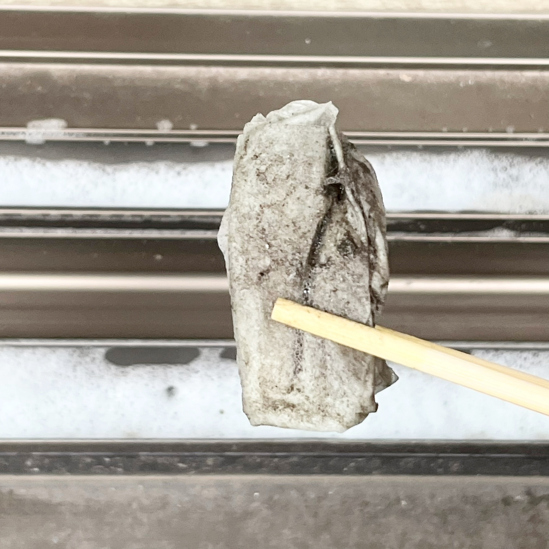 サッシ掃除に便利なライフハック「割り箸マジックリン」