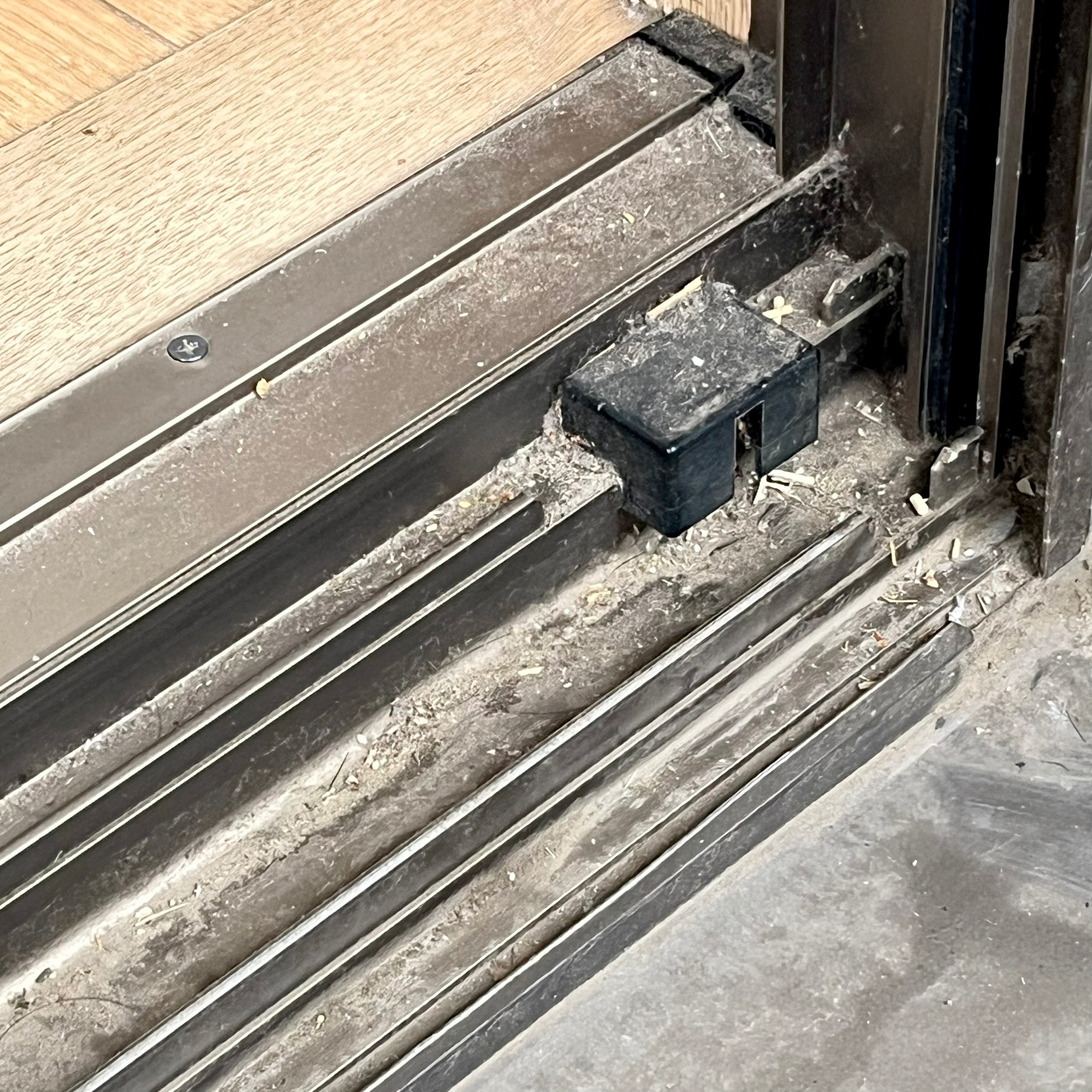 サッシ掃除に便利なライフハック「割り箸マジックリン」