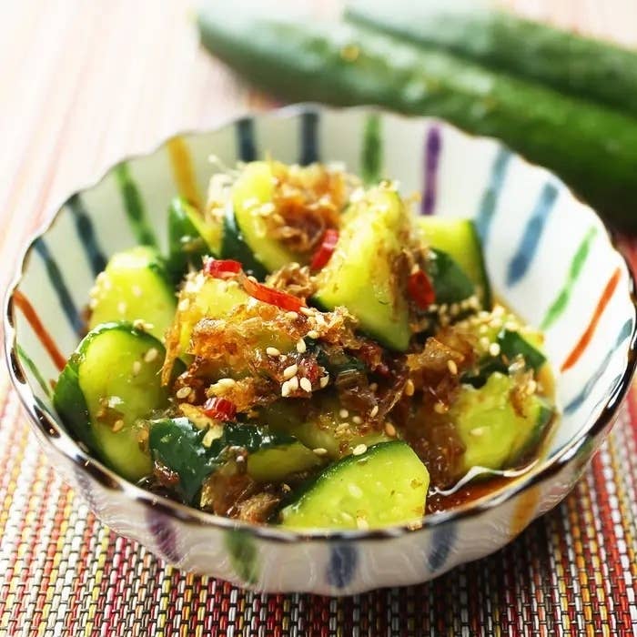 きゅうりの和え物が盛り付けられた器。