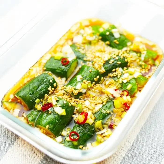 皿に盛られたきゅうり漬け。