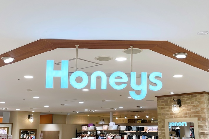 店内に設置された「Honeys」の看板。