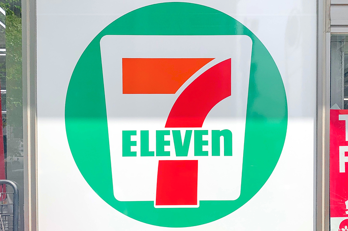 セブンイレブンのロゴが表示された看板