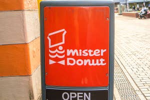 ミスタードーナツの看板が街角にあります。