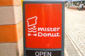 ミスタードーナツの看板が街角にあります。